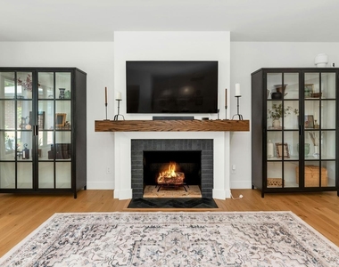 103 W Palmcroft Drive - Photo Thumbnail 5
