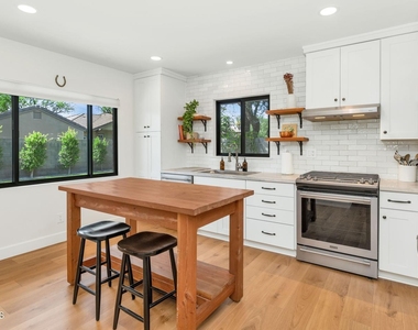 103 W Palmcroft Drive - Photo Thumbnail 7