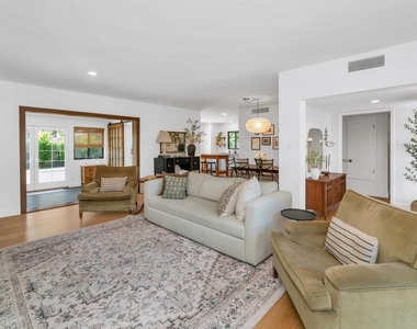 103 W Palmcroft Drive - Photo Thumbnail 2