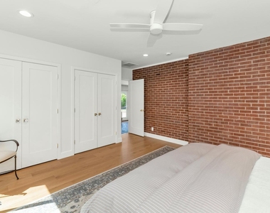 103 W Palmcroft Drive - Photo Thumbnail 22