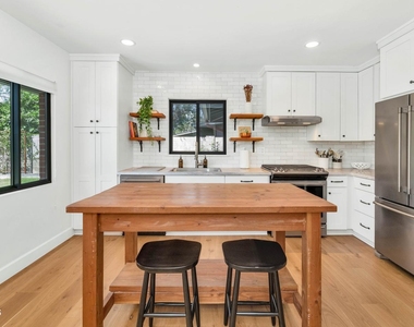 103 W Palmcroft Drive - Photo Thumbnail 8