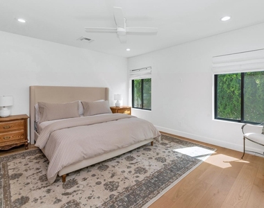 103 W Palmcroft Drive - Photo Thumbnail 21