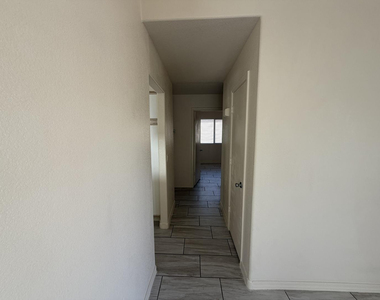 8563 W Mission Lane - Photo Thumbnail 14