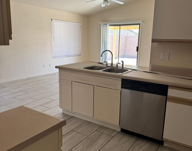 8563 W Mission Lane - Photo Thumbnail 4