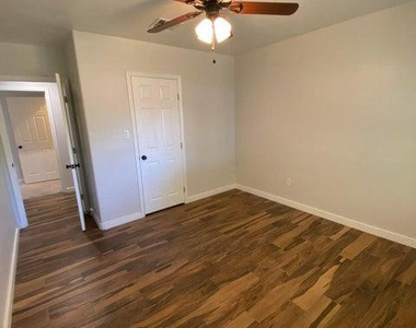 1011 W Northern Avenue - Photo Thumbnail 9