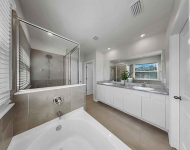 16454 Woodside Glen - Photo Thumbnail 31