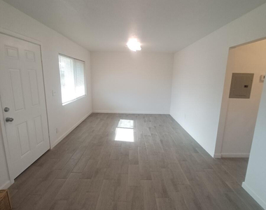 2033 W Madison Street - Photo Thumbnail 9