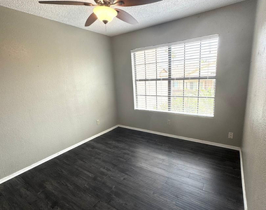 4901 E Kelton Lane - Photo Thumbnail 15