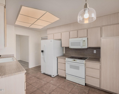 10641 W Boswell Boulevard - Photo Thumbnail 3