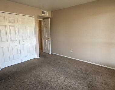 3131 W Cochise Drive - Photo Thumbnail 6