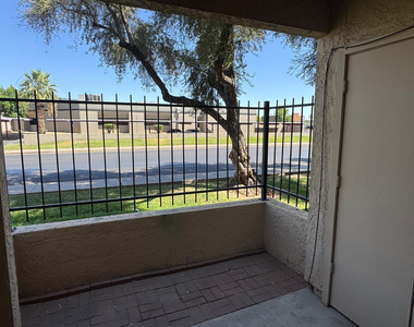 3131 W Cochise Drive - Photo Thumbnail 9
