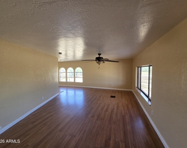 1469 W Virgil Drive - Photo Thumbnail 2