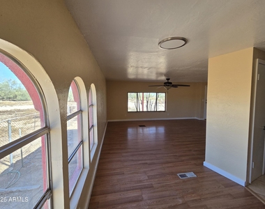 1469 W Virgil Drive - Photo Thumbnail 6