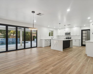 8525 E Clarendon Avenue - Photo Thumbnail 7