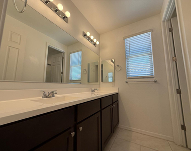15744 W Jefferson Street - Photo Thumbnail 5