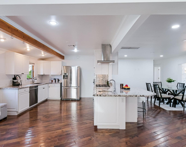5328 E Pinchot Avenue - Photo Thumbnail 7
