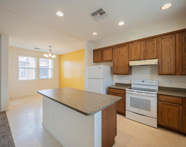 2032 N 78th Glen - Photo Thumbnail 5