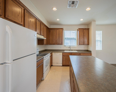 2032 N 78th Glen - Photo Thumbnail 7