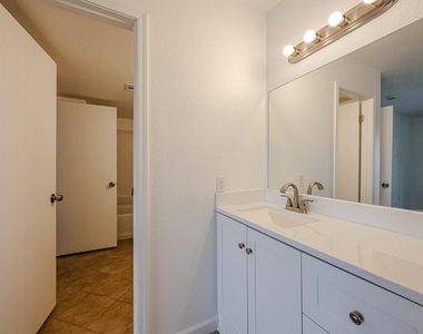 5757 W Eugie Avenue - Photo Thumbnail 11