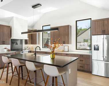 6324 N 10th Drive - Photo Thumbnail 7