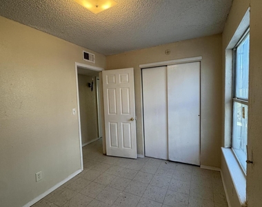 943 Montera Road - Photo Thumbnail 13