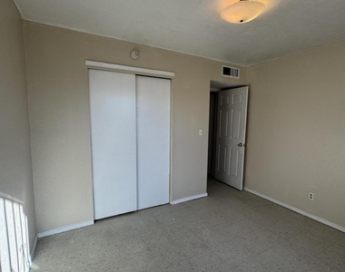 943 Montera Road - Photo Thumbnail 12