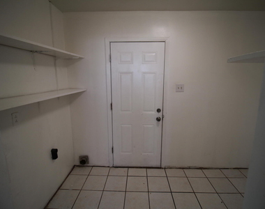 5725 Waycross Avenue - Photo Thumbnail 10