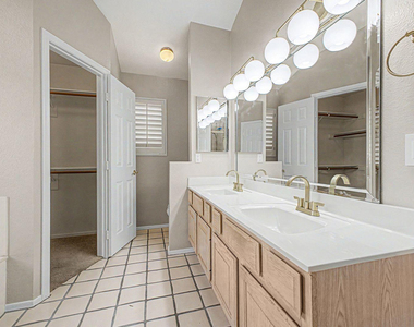 5719 E Saint John Road - Photo Thumbnail 11