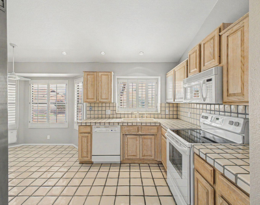 5719 E Saint John Road - Photo Thumbnail 8