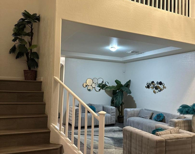 6424 N Florence Avenue - Photo Thumbnail 2