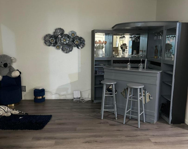 6424 N Florence Avenue - Photo Thumbnail 5