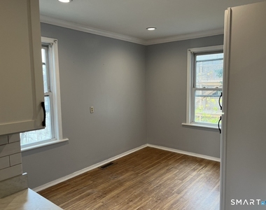 109 1/2 Oak Avenue - Photo Thumbnail 4