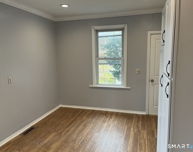 109 1/2 Oak Avenue - Photo Thumbnail 3