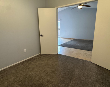 117 W Concorda Drive - Photo Thumbnail 24