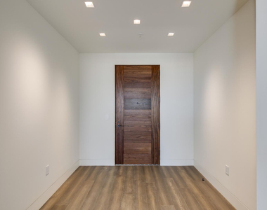 6587 N Palmeraie Boulevard - Photo Thumbnail 1