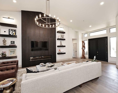 8334 E Jenan Drive - Photo Thumbnail 5
