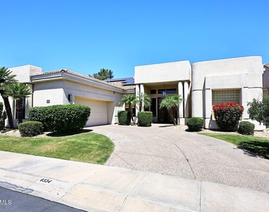 8334 E Jenan Drive - Photo Thumbnail 1