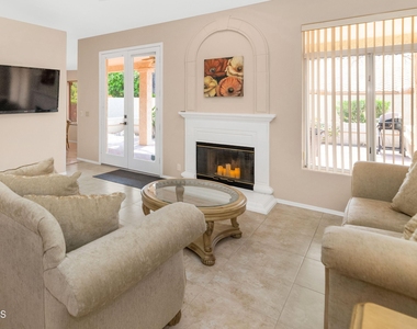 9013 W Kerry Lane - Photo Thumbnail 5