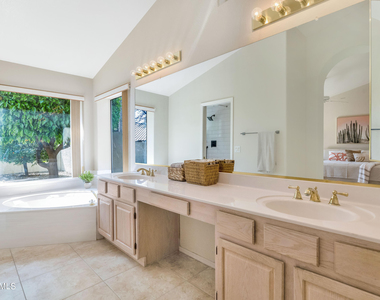 9013 W Kerry Lane - Photo Thumbnail 14