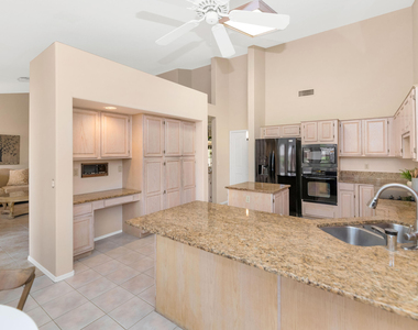 9013 W Kerry Lane - Photo Thumbnail 10