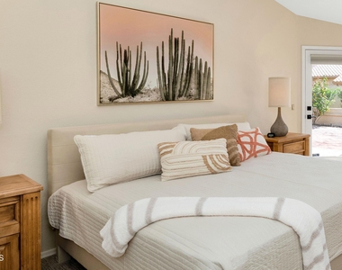9013 W Kerry Lane - Photo Thumbnail 12