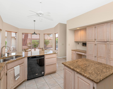 9013 W Kerry Lane - Photo Thumbnail 7