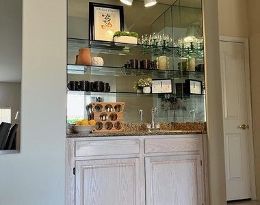9013 W Kerry Lane - Photo Thumbnail 11