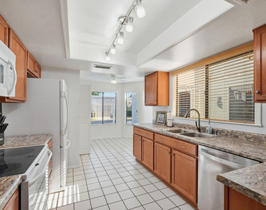 650 S Arrowwood Way - Photo Thumbnail 7