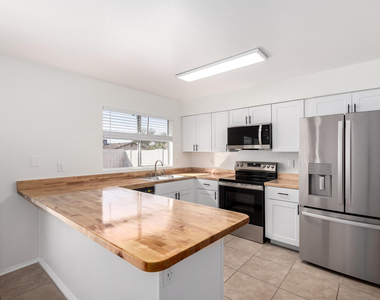 7027 W Palo Verde Avenue - Photo Thumbnail 4