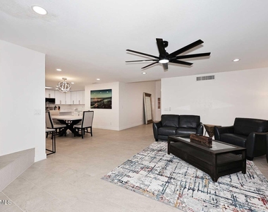 8242 E Via De La Escuela Lane - Photo Thumbnail 12