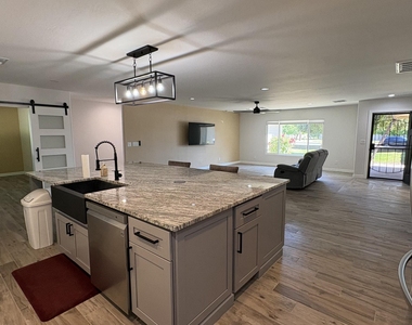 4422 W Greenway Road - Photo Thumbnail 11