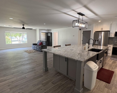 4422 W Greenway Road - Photo Thumbnail 10
