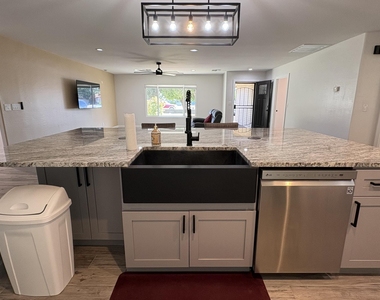 4422 W Greenway Road - Photo Thumbnail 15