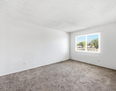 6705 W Devonshire Avenue - Photo Thumbnail 3
